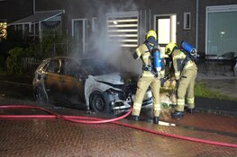 Auto door brand verwoest aan Roelantstraat