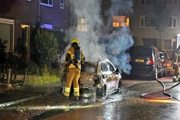 Auto door brand verwoest aan Roelantstraat