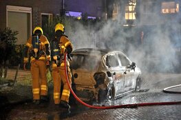 Auto door brand verwoest aan Roelantstraat