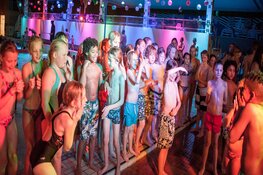 Zwembad Hoornse Vaart start nieuw discoseizoen met thema 'Onderwaterwereld'