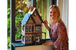 Alkmaarse ondernemer herintroduceert poppenhuizen om de verbeelding en creativiteit van kinderen te stimuleren