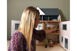 Alkmaarse ondernemer herintroduceert poppenhuizen om de verbeelding en creativiteit van kinderen te stimuleren