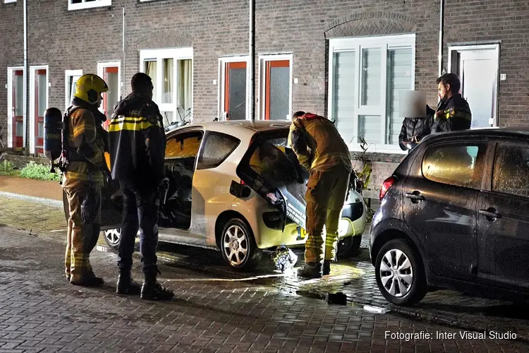 Auto in brand langs Coornhertkade in Alkmaar