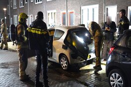 Auto in brand langs Coornhertkade in Alkmaar