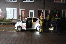 Auto in brand langs Coornhertkade in Alkmaar