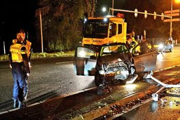 Auto rijdt lantaarnpaal uit de grond op N245, vrouw gewond