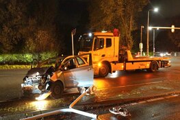 Auto rijdt lantaarnpaal uit de grond op N245, vrouw gewond