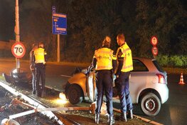 Auto rijdt lantaarnpaal uit de grond op N245, vrouw gewond