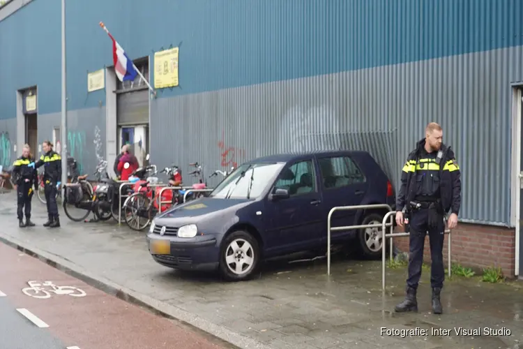 Automobiliste rijdt pand van kringloop, man gewond