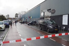 Automobiliste rijdt pand van kringloop, man gewond