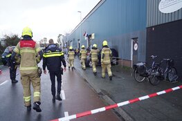 Automobiliste rijdt pand van kringloop, man gewond