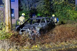 Auto vliegt uit de bocht en in brand: twee gewonden