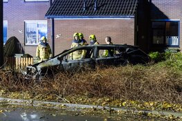 Auto vliegt uit de bocht en in brand: twee gewonden