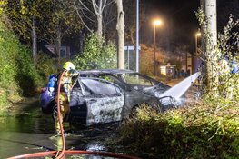 Auto vliegt uit de bocht en in brand: twee gewonden