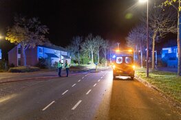 Auto vliegt uit de bocht en in brand: twee gewonden