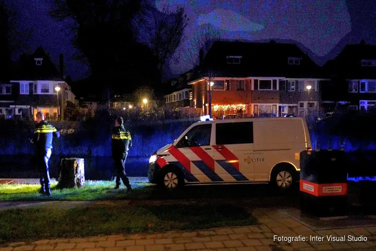 Oudere man raakt te water aan Mauritskade
