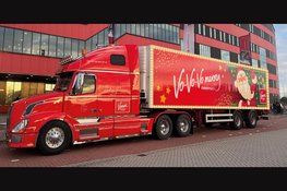 Kerstman brengt met Vomar Kersttruck gezelligheid en gratis kerstpakketten naar centrum Alkmaar
