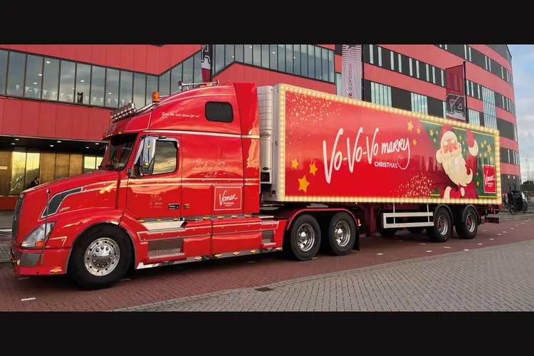 Kerstman brengt met Vomar Kersttruck gezelligheid en gratis kerstpakketten naar centrum Alkmaar