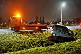 Vrouw met auto op de kop in greppel langs N9 bij Bergen