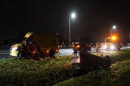 Vrouw met auto op de kop in greppel langs N9 bij Bergen