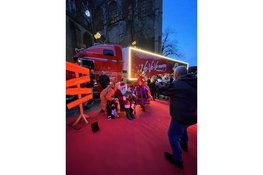 Kerstman brengt met Vomar Kersttruck gezelligheid en gratis kerstpakketten in centrum Alkmaar