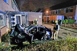 Auto in vlammen op in Alkmaar, fikse schade aan woning
