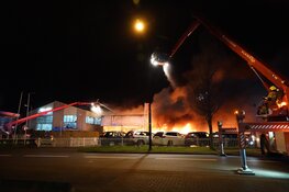 Uitslaande brand verwoest garagebedrijf in Heerhugowaard