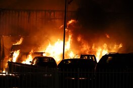 Uitslaande brand verwoest garagebedrijf in Heerhugowaard