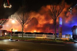 Uitslaande brand verwoest garagebedrijf in Heerhugowaard