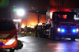 Uitslaande brand verwoest garagebedrijf in Heerhugowaard