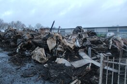 Schade na verwoestende brand in Heerhugowaard bij daglicht goed zichtbaar