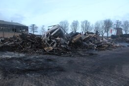 Schade na verwoestende brand in Heerhugowaard bij daglicht goed zichtbaar