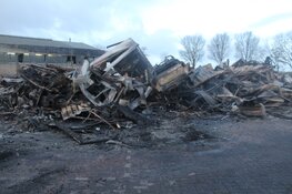 Schade na verwoestende brand in Heerhugowaard bij daglicht goed zichtbaar