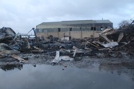 Schade na verwoestende brand in Heerhugowaard bij daglicht goed zichtbaar
