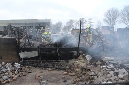 Schade na verwoestende brand in Heerhugowaard bij daglicht goed zichtbaar