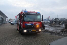 Schade na verwoestende brand in Heerhugowaard bij daglicht goed zichtbaar
