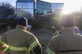 Bestelbus te water langs Edisonweg, bestuurder overleden