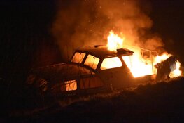 Boot in De Rijp gaat in vlammen op