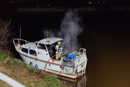 Boot in De Rijp gaat in vlammen op