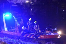 Boot in De Rijp gaat in vlammen op