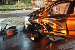 Auto knalt op reclamezuil in Heiloo