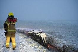 Auto uit de bocht door gladheid in Bergen
