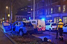 Auto tegen boom in Alkmaar, bestuurder gereanimeerd