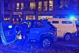 Auto tegen boom in Alkmaar, bestuurder gereanimeerd
