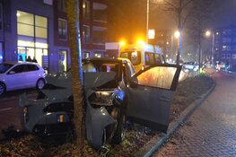 Auto tegen boom in Alkmaar, bestuurder gereanimeerd