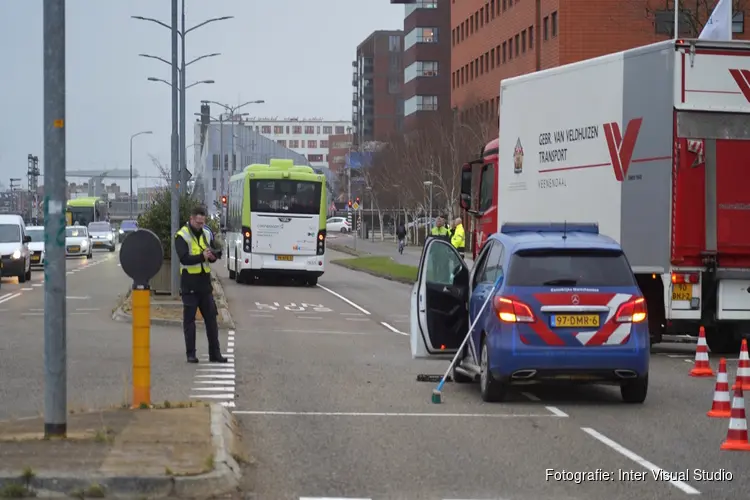 Auto van Koninklijke Marechaussee aangereden door lijnbus