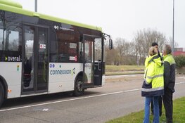 Auto van Koninklijke Marechaussee aangereden door lijnbus