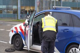 Auto van Koninklijke Marechaussee aangereden door lijnbus