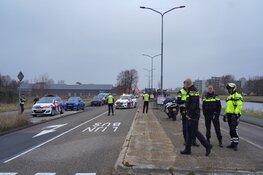 Auto van Koninklijke Marechaussee aangereden door lijnbus