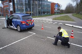 Auto van Koninklijke Marechaussee aangereden door lijnbus